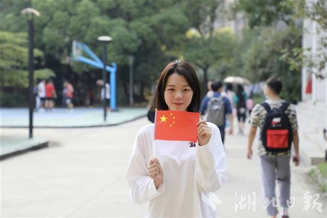 |我和国旗合个影！湖大学子庆祝祖国生日