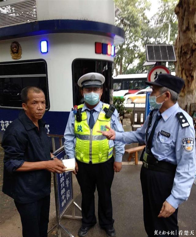 |丢了手机和钱包想走路去孝感，民警帮他搭上免费客车