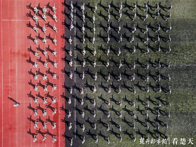 |开学典礼上，千名新生摆方阵表白祖国