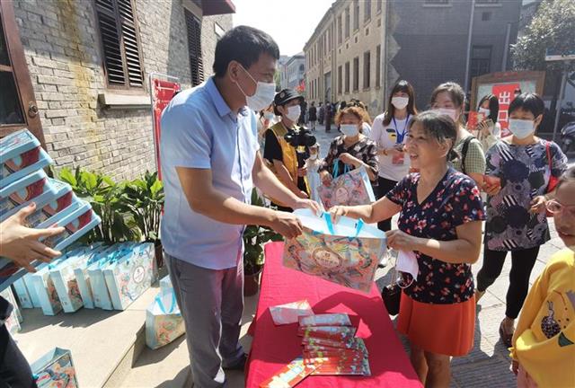 |温情月饼沁润游客心