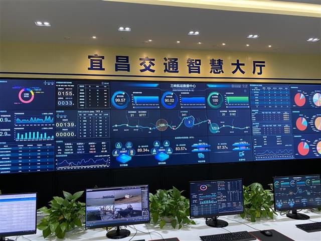 |船行江中有垃圾“滴”来一艘清洁船