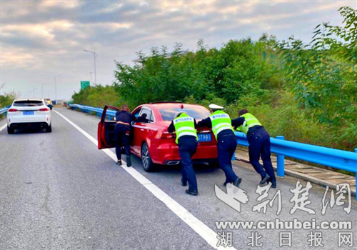 |襄阳高警“双节”坚守在路上