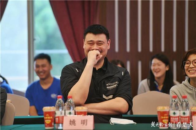 |姚明携国家队球员走进火神山医院，向抗疫英雄致敬