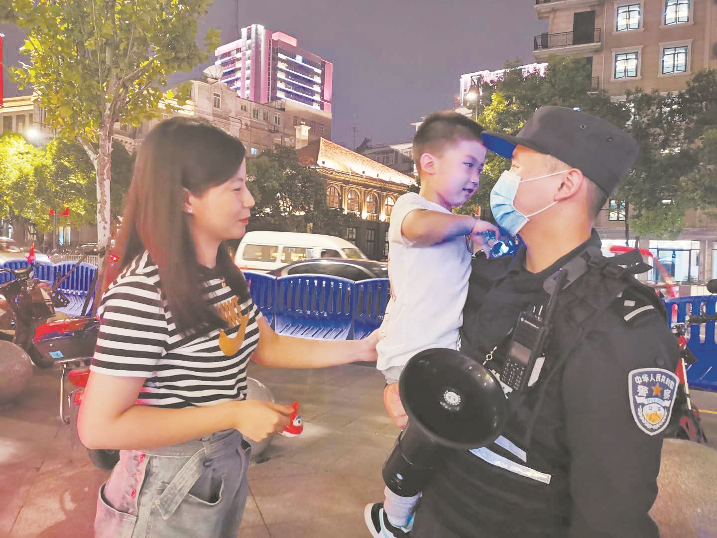 |路边相会云上团圆武汉特警这样过节