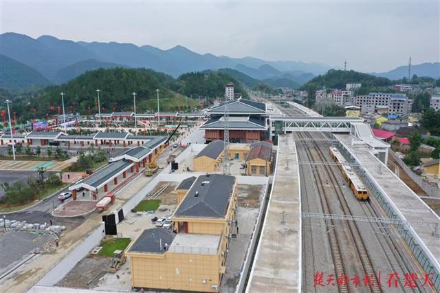|宜万铁路恩施高坪站正式开通，巴东建始巫山60万人家门口迎动车