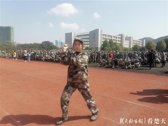 |开学典礼上，千名新生摆方阵表白祖国