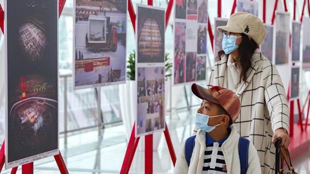 “湖北抗疫影像展”办到天河航站楼