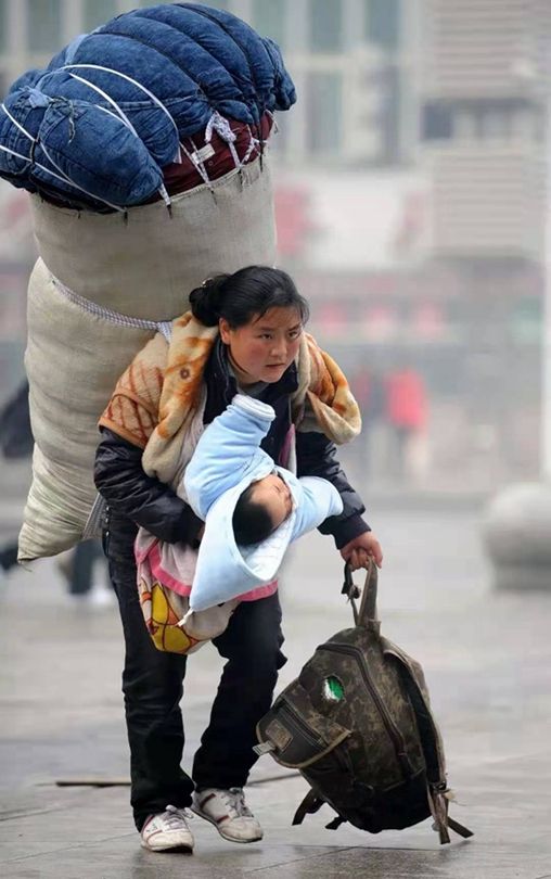 泪流满面的“春节妈妈”笼罩着每个普通人的辛苦生活
