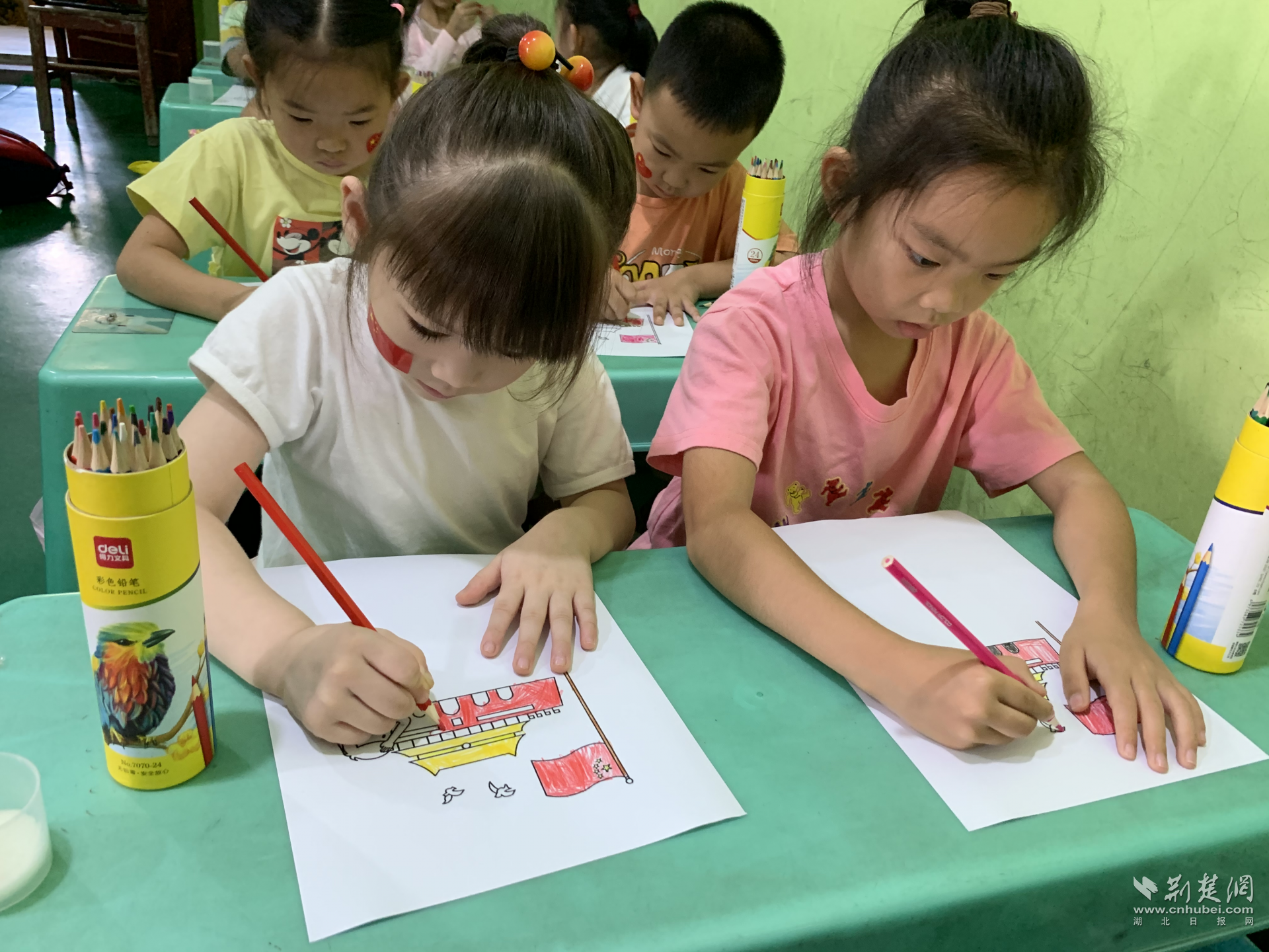 从小种下爱国的种子 武汉黄陵社区开展迎国庆少儿绘画活动