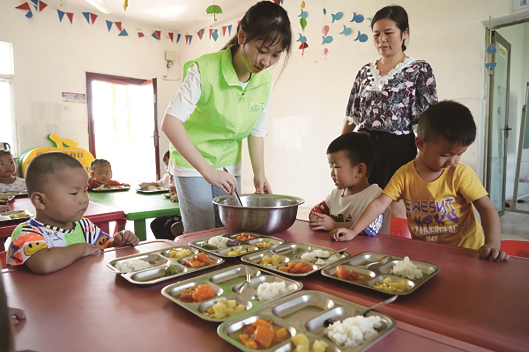 武漢高校志愿者走進鄉村普及營養知識