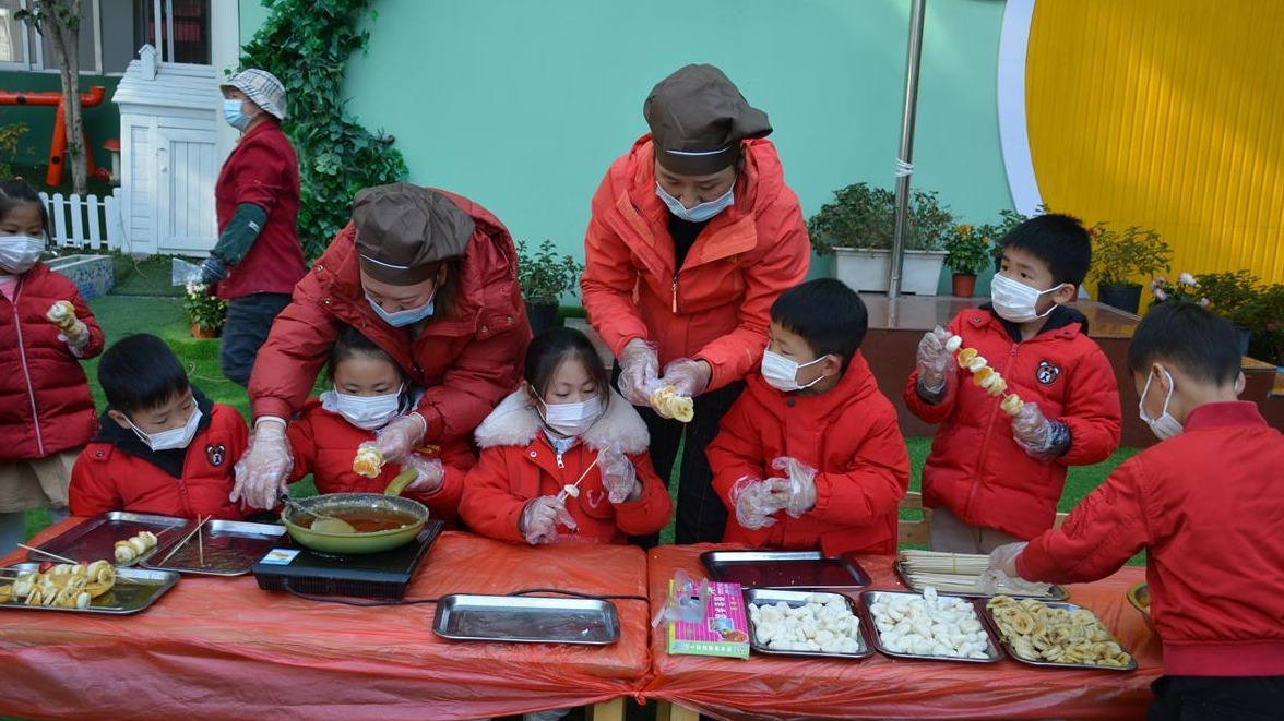 武汉一幼儿园让孩子感受“舌尖上的节气”