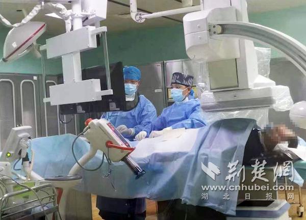 武汉市中心医院后湖院区呼吸与危重症医学科、放射介入中心专家在为患者实施介入手术.jpg