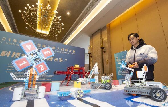湖北省首届机器人创新大赛决赛在汉举行