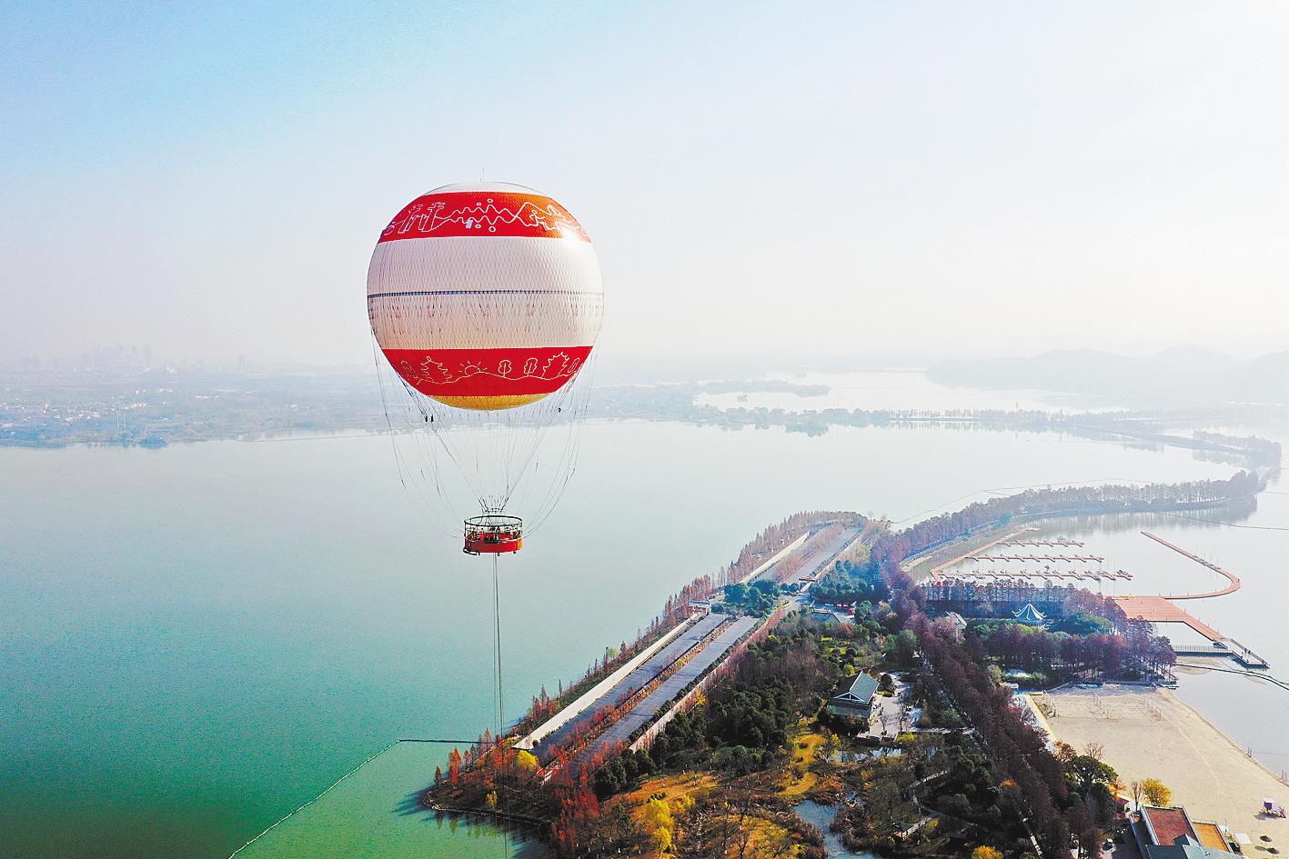 乘观光氦气球览东湖美景