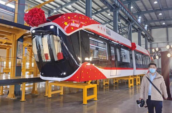 国内首辆磁浮空轨列车在武汉下线