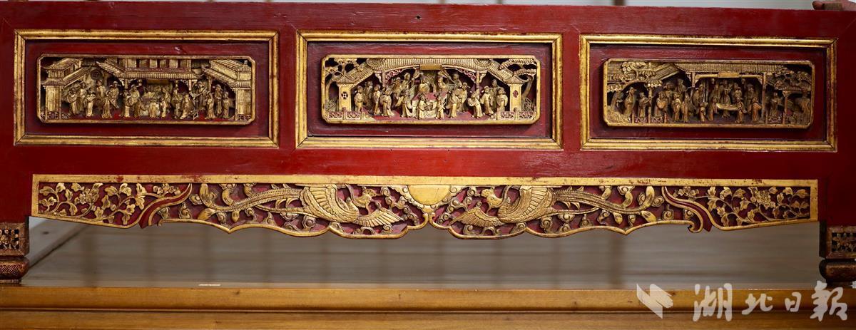 武汉博物馆获赠清式金丝楠木架子床，雕刻的164个人物纷繁有序、寓意鲜明