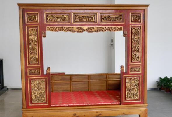 武汉博物馆获赠清式金丝楠木架子床