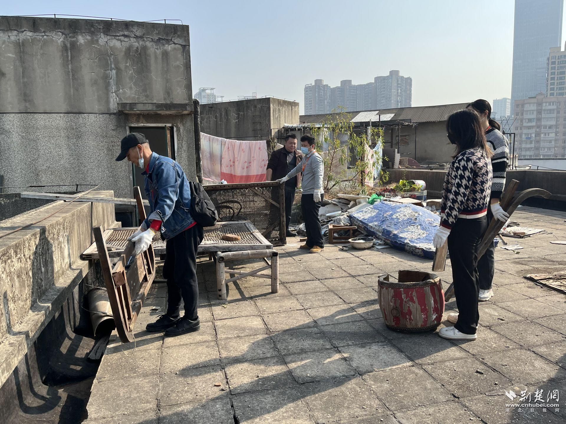 管家清理小区天台陈年垃圾.jpg.jpg
