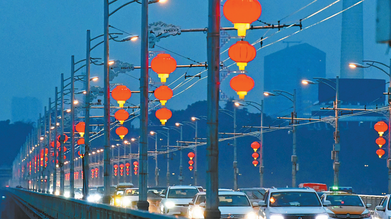 武汉街头年味满满 2.3万组大红灯笼中国结同时点亮