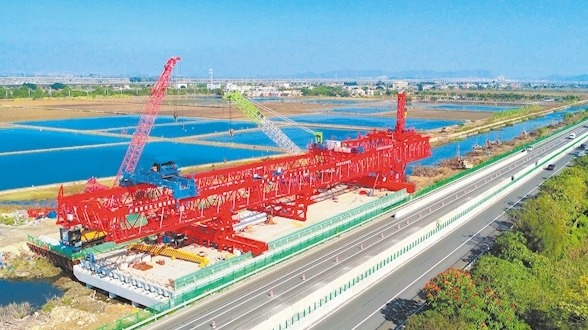 世界首台桩梁一体架桥机在汉问世