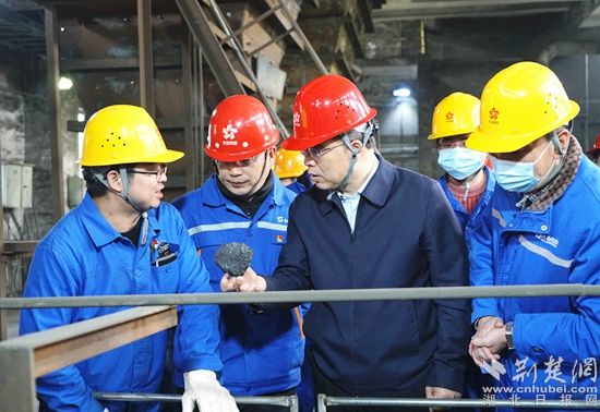奚正平董事長（中）在冶煉廠調研高氧濃高品位實驗情況。 占亞芬 攝.jpg.jpg