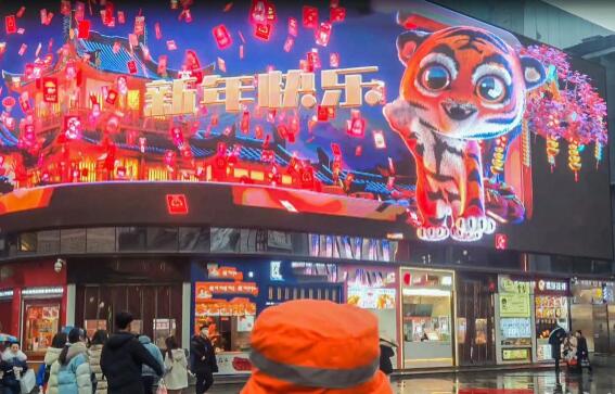 武汉街头酷炫的小老虎，3D立体悬浮贺新春