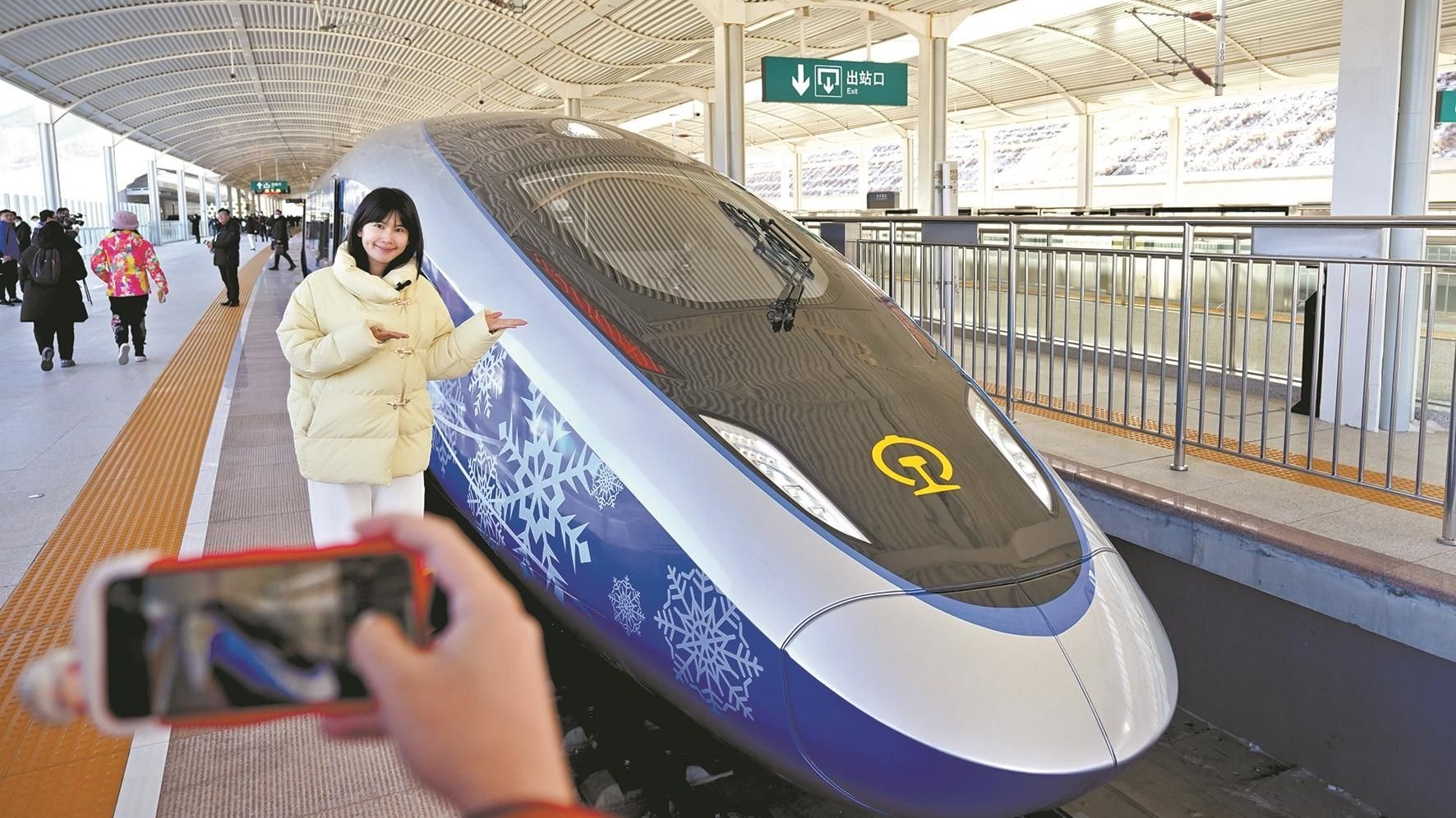 冬奥列车亮相京张高铁