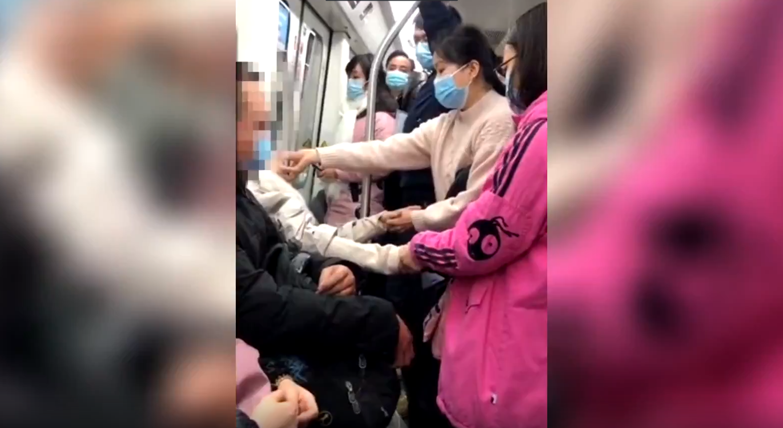 武汉地铁女乘客晕倒，众人“教科书式”救助