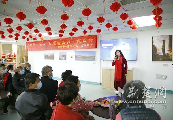 病友在活动中倾情演唱  .jpg.jpg