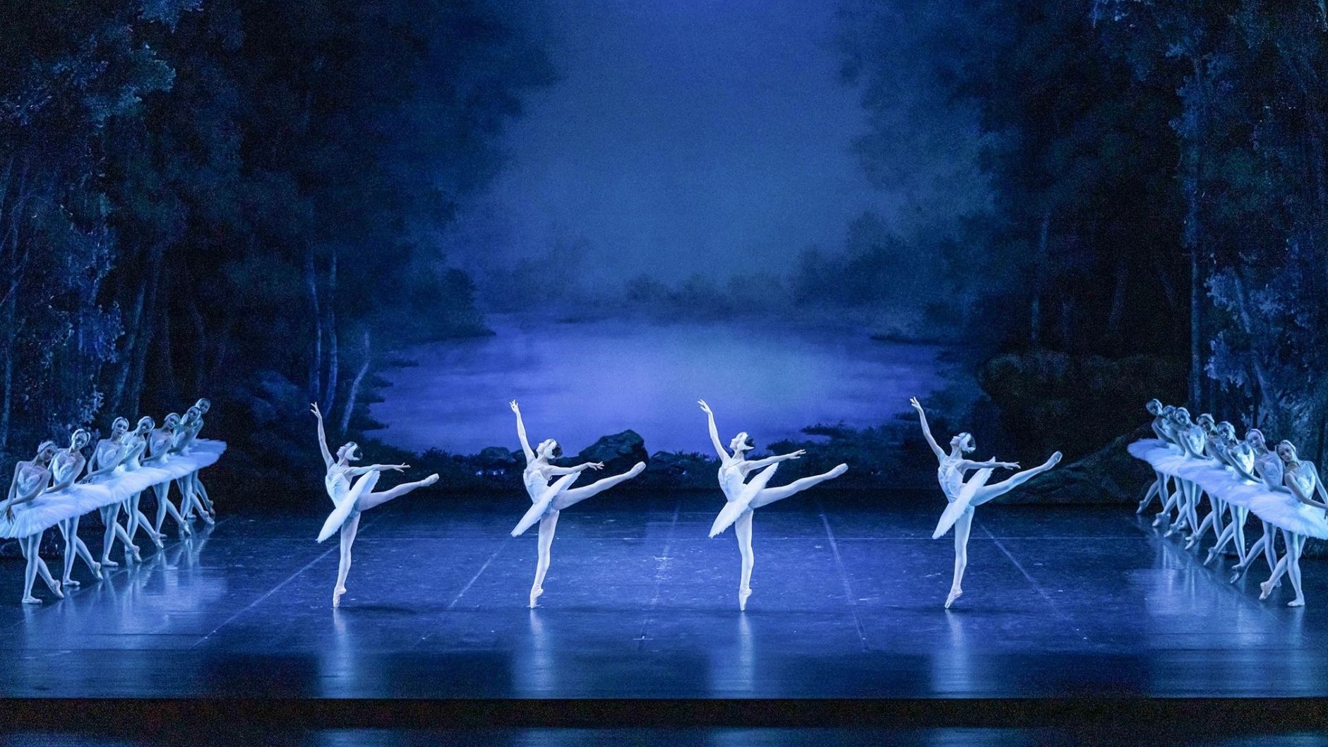 曹禺大剧院迎来经典芭蕾《天鹅湖》