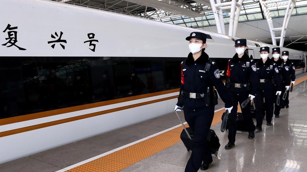 女子乘警组亮相京沪高铁