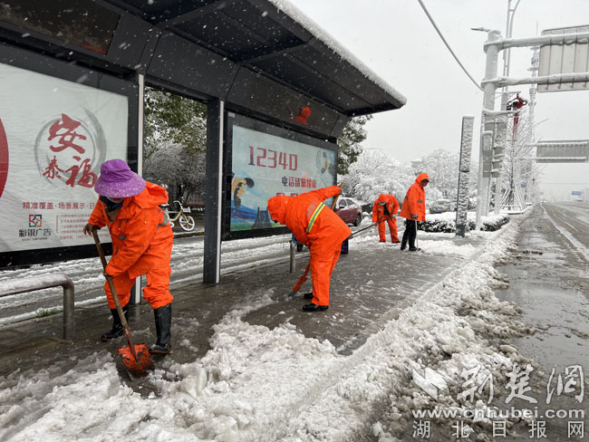 金銀湖環(huán)衛(wèi)清掃公交站點、橋梁附近積雪 (1).jpg