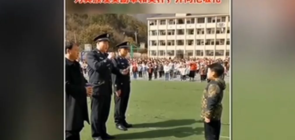 7歲男孩拾金不昧 民警在國旗下向其頒獎敬禮