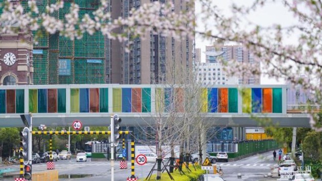快來打卡！武漢市首座室外彩虹玻璃橋亮相