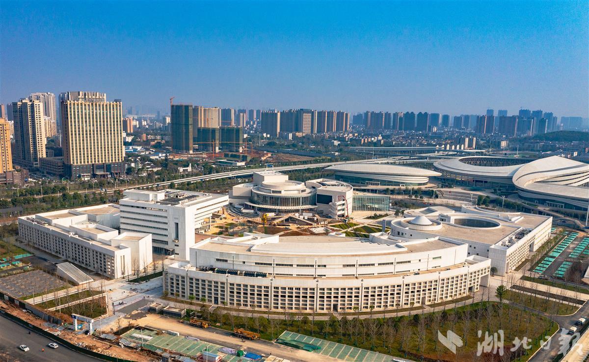 武汉临空港地标性建筑群本月完工
