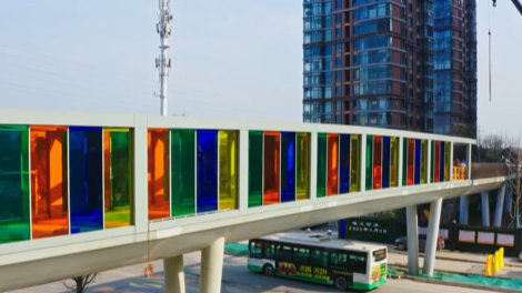 武漢首座室外彩虹玻璃橋來了