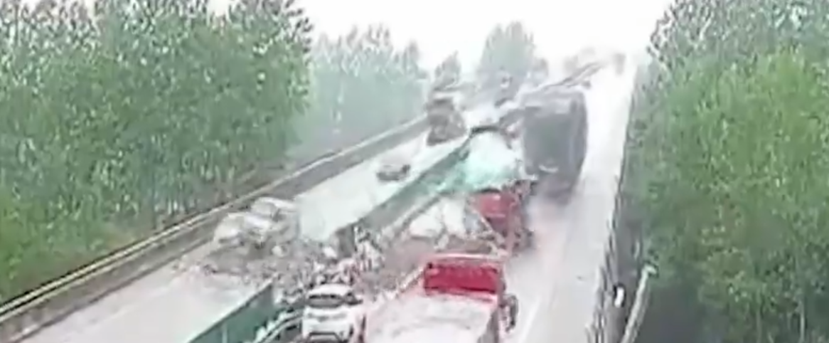 雨天高速行駛 一貨車失控側翻