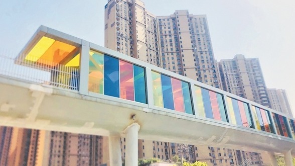 武漢首座室外彩虹玻璃橋建成