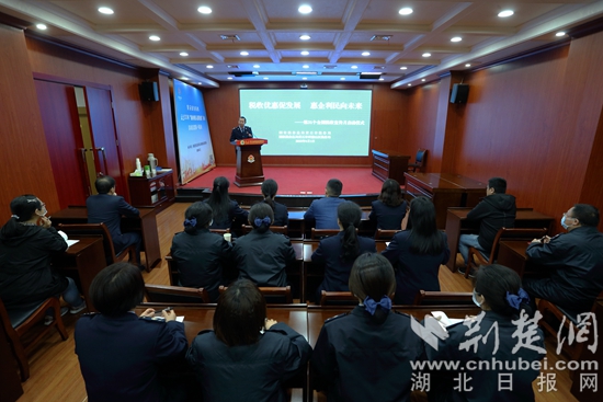 2.郑税官工作室”的负责人郑中平正在讲解2022年小规模纳税人免征增值税、增值税留抵退税、“组合式”税收优惠减免等最新的优惠政策