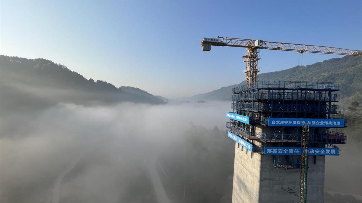 在鄂央企自研“神器”助力亞洲最大剛構組合橋建設