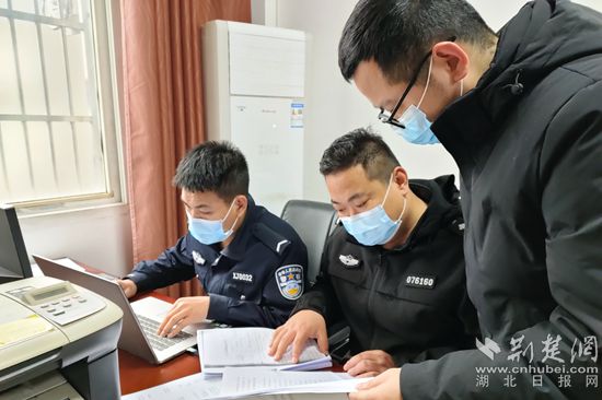 麻城市紀委監(jiān)委聯(lián)合市公安局對鼓樓街道京廣村村民曾某涉嫌誣告陷害違法行為進行調查核實，圖為該市紀委監(jiān)委干部和市公安局干警在翻閱相關