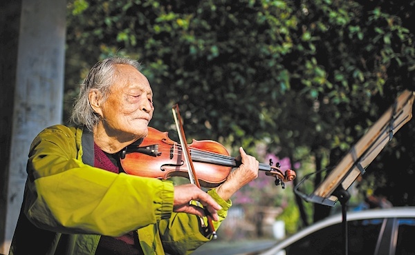 探访武汉“看夕阳老人”：我挺好!（组图）