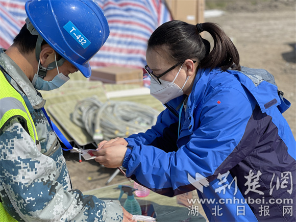 蒋荣娜正在为工友.jpg