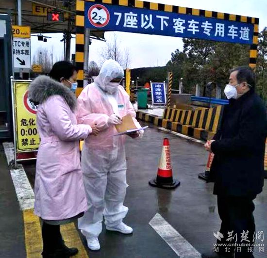 2020年疫情期間，周斌在閔集大橋卡點指導(dǎo)工作_proc_副本_副本.jpg