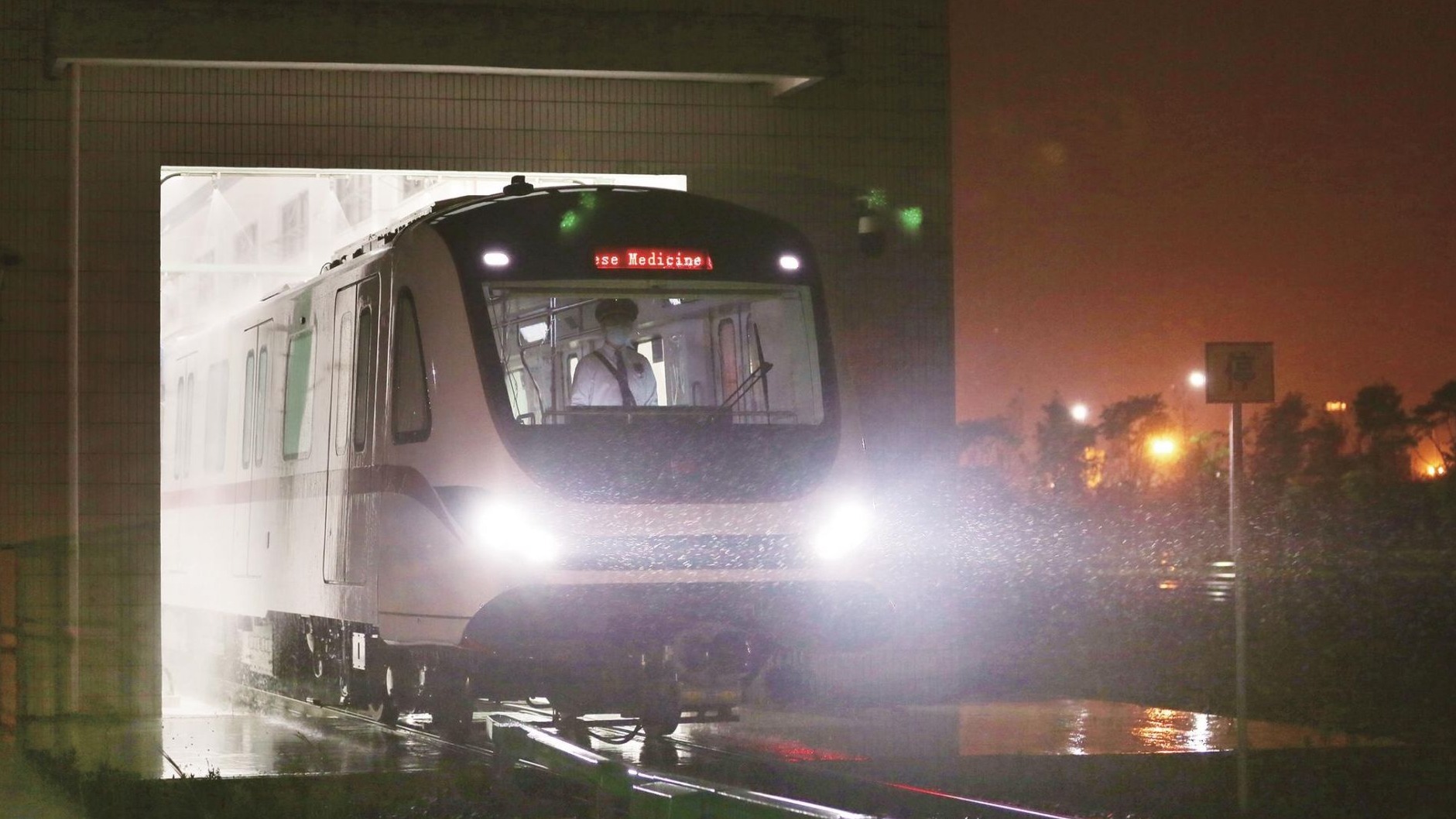 直擊武漢地鐵5號線車輛沐浴過程