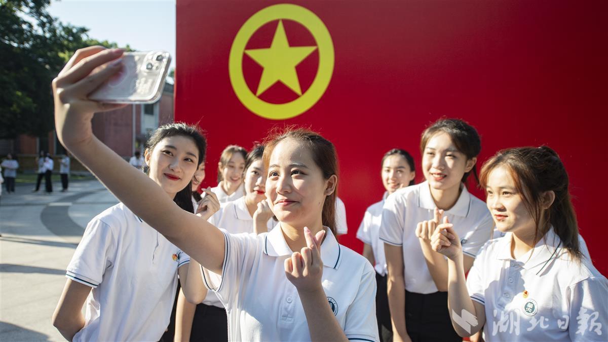 五四青年节 “我与团旗合个影”