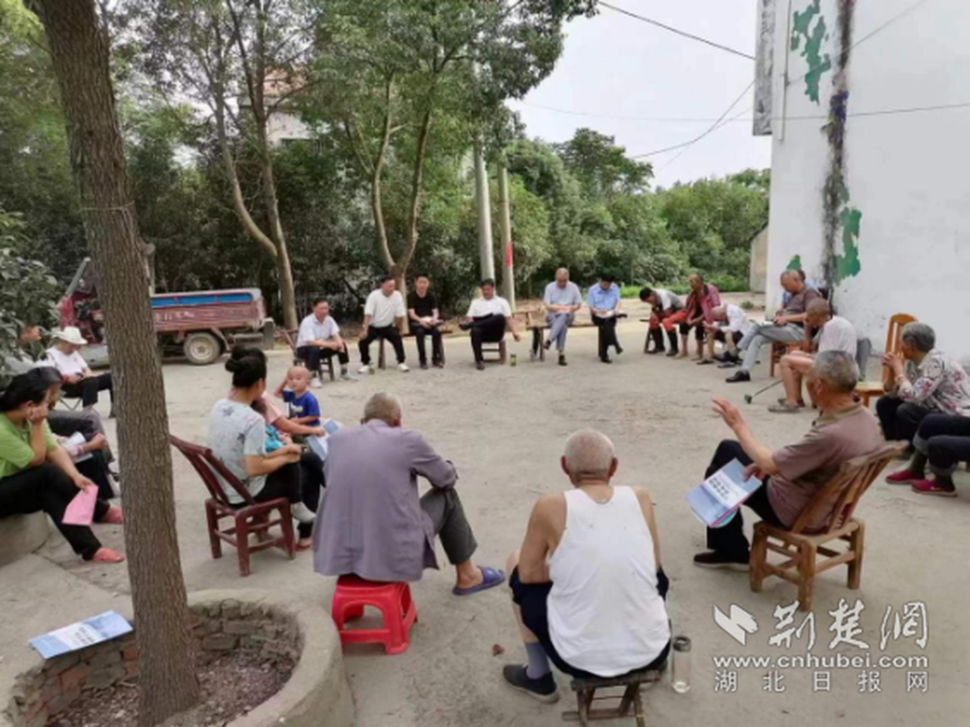 近日,在孝昌县花西乡三和村竹林余湾召开屋场院子会时,有村民提议到