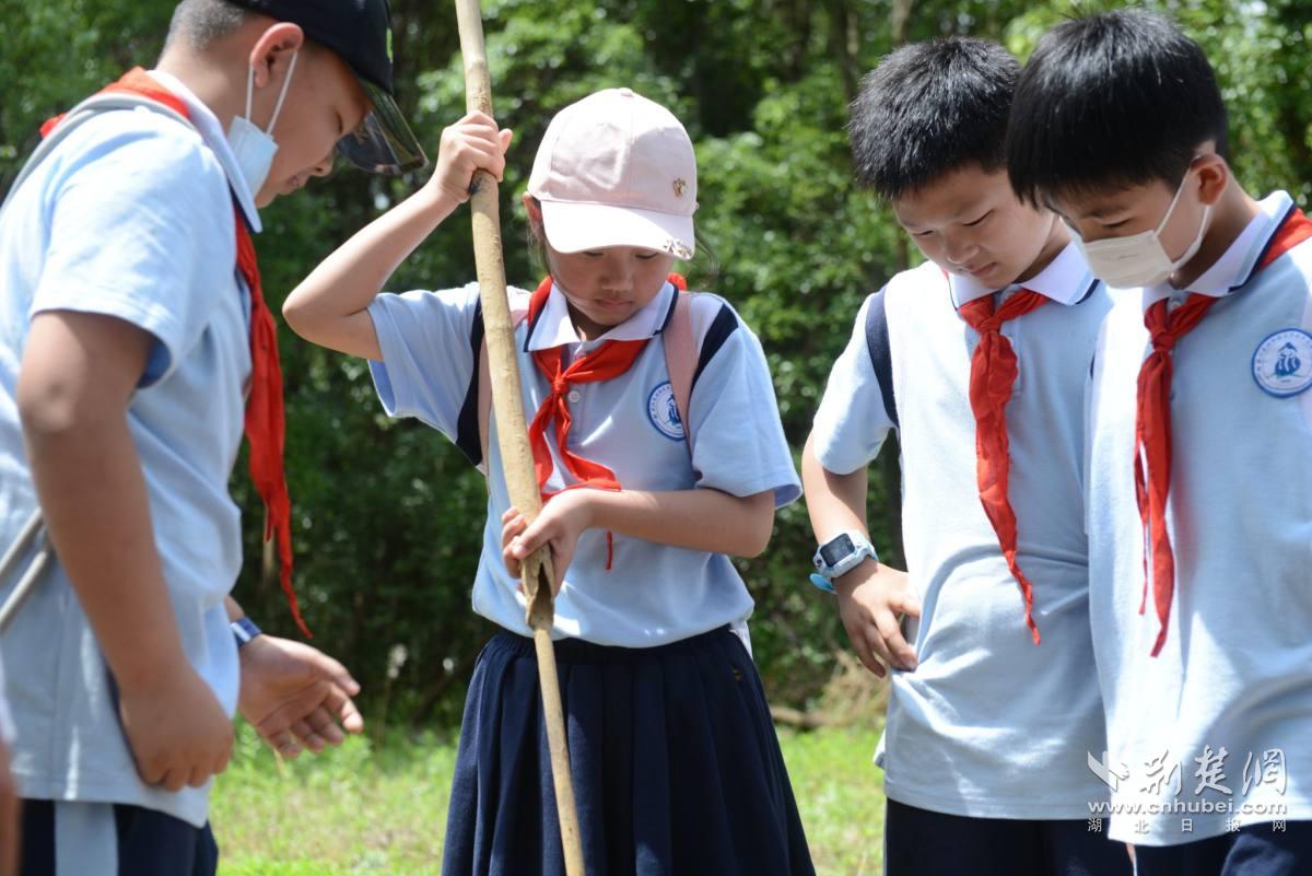 小学生体验考古工具.jpg