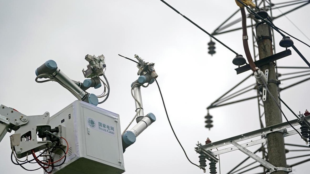 湖北首例自主研发机器人在10千伏高压线上带电施工