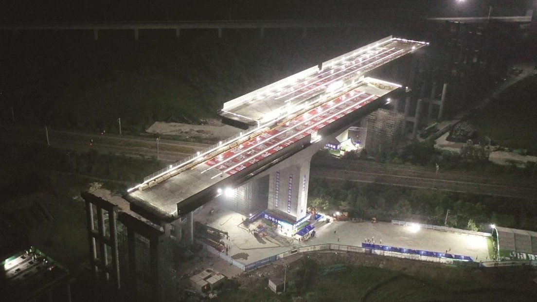 武汉两座桥梁37米高空表演“圆舞曲”